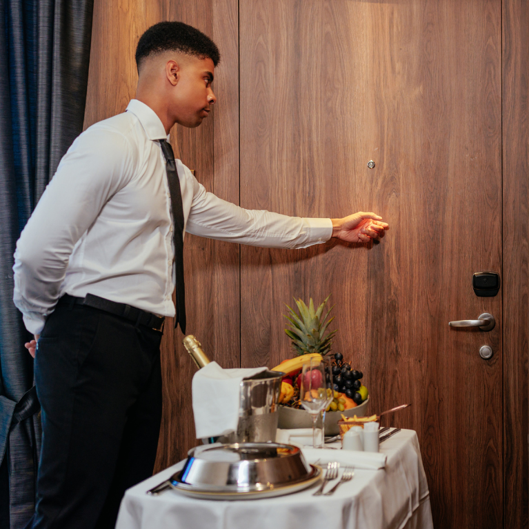 muncitor-industria-ospitalitatii